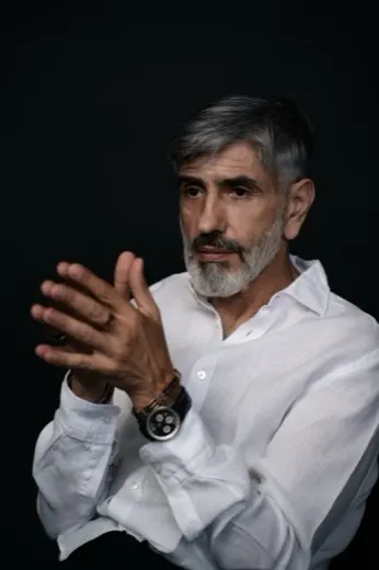 Virgil Tornoreanu — portret de studio, cămașă albă, gesticulând