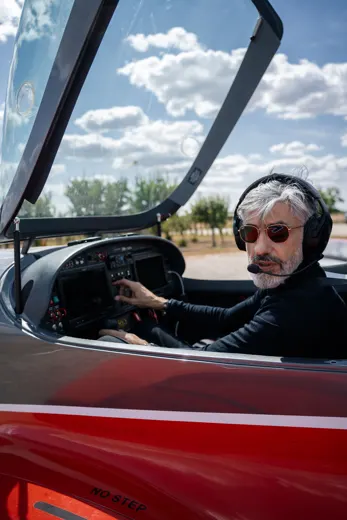 Virgil Tornoreanu în cabina avionului