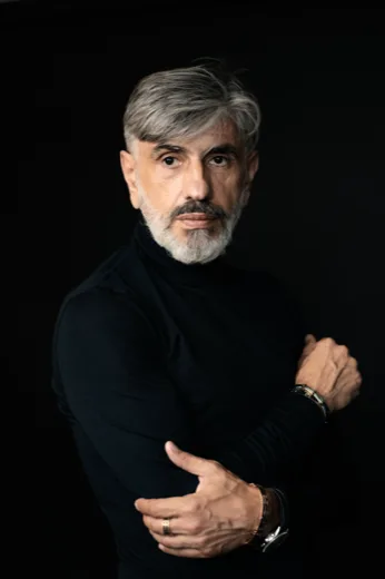 Virgil Tornoreanu — portret de studio, helancă neagră